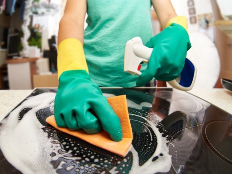 Bathroom move out cleaning service in a Croydon home with attention to tiles and fixtures